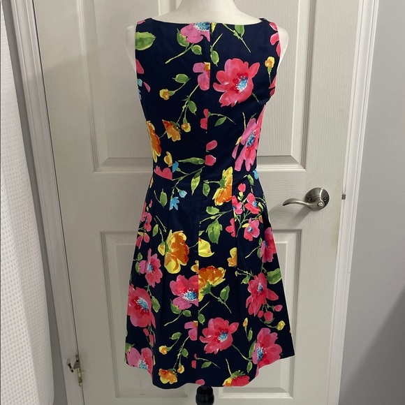 Floral Sleeveless Dress Box Pleats Princess Seams Crew Neckline Size 4 - Picture 3 of 11